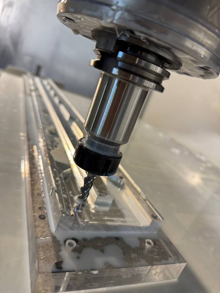 tête d’usinage 5 axes en action sur pièce aluminium à signes