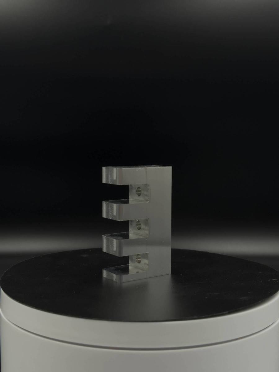 Usinage de charnières sur mesure en aluminium à Marseille (13)