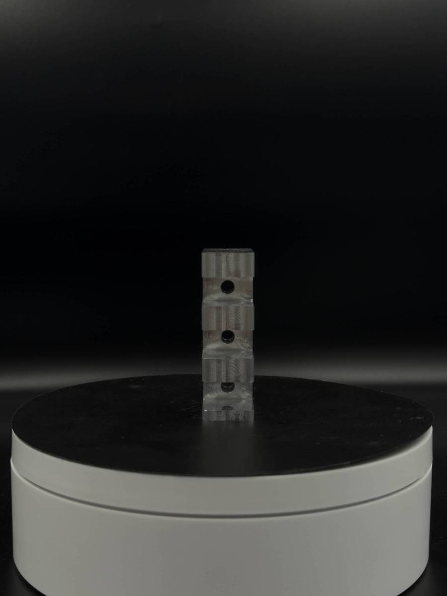 Usinage de charnières sur mesure en aluminium à Paris (75)